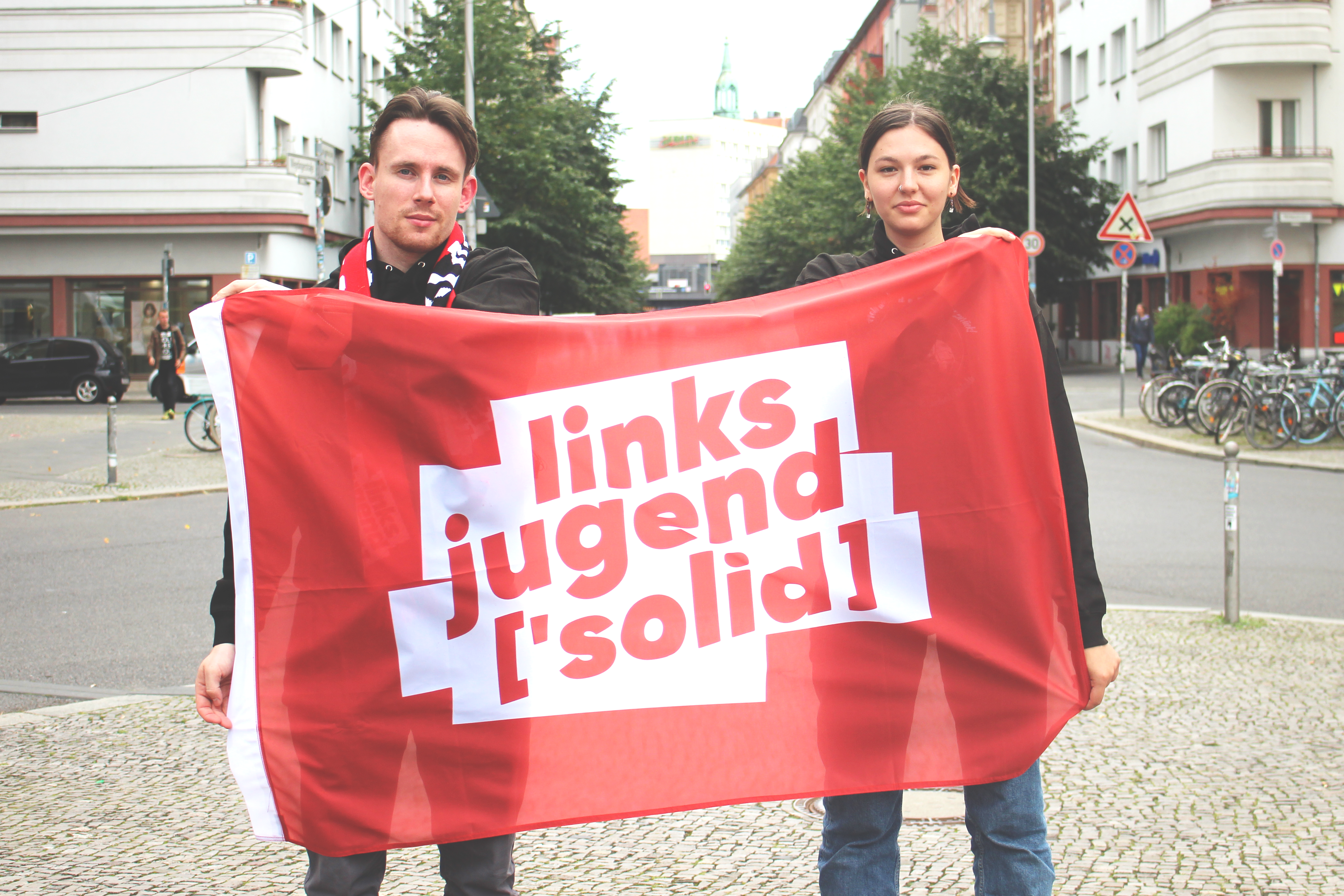 Rote Flagge mit Logo