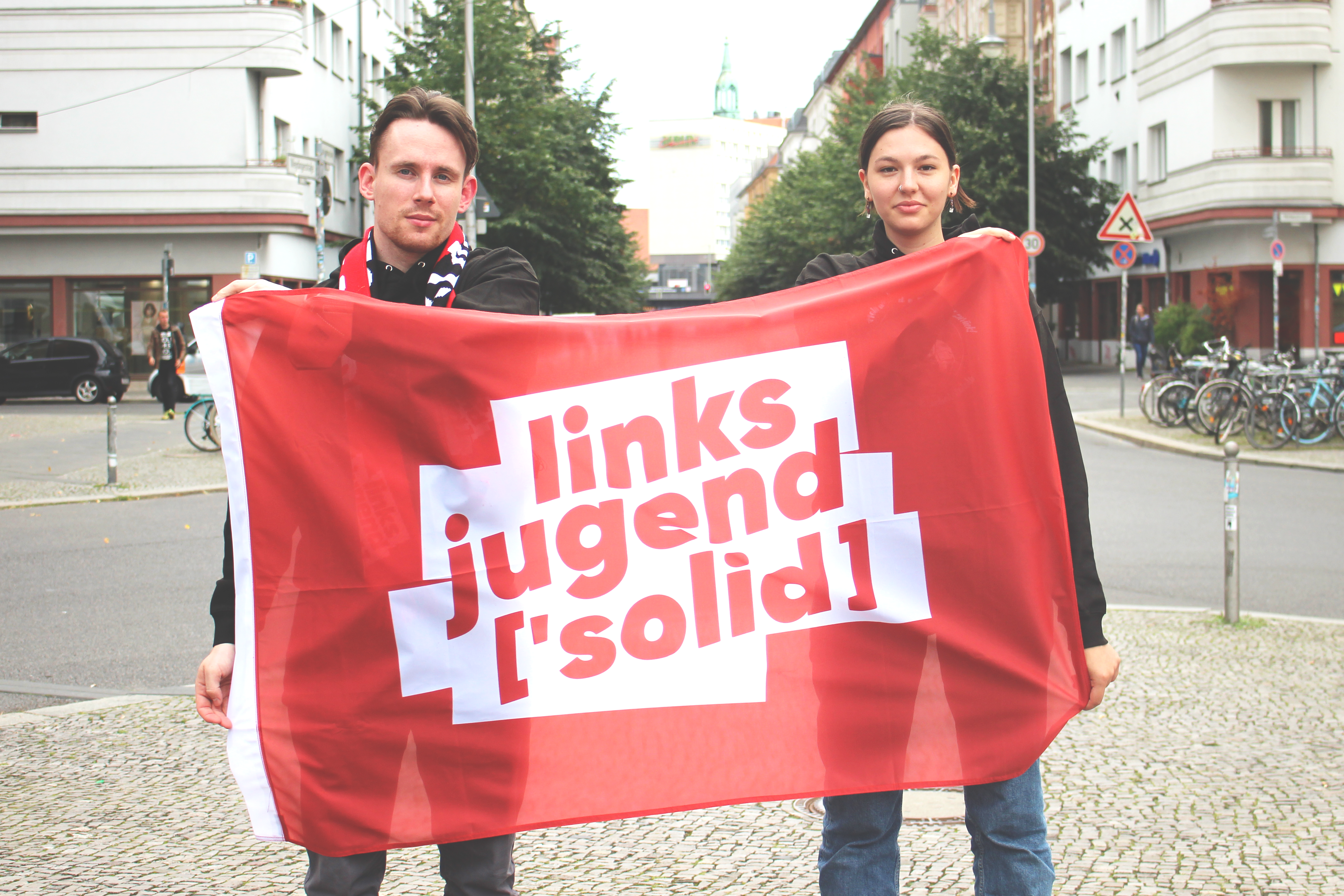 Rote Flagge mit Logo Rote Flagge mit Logo