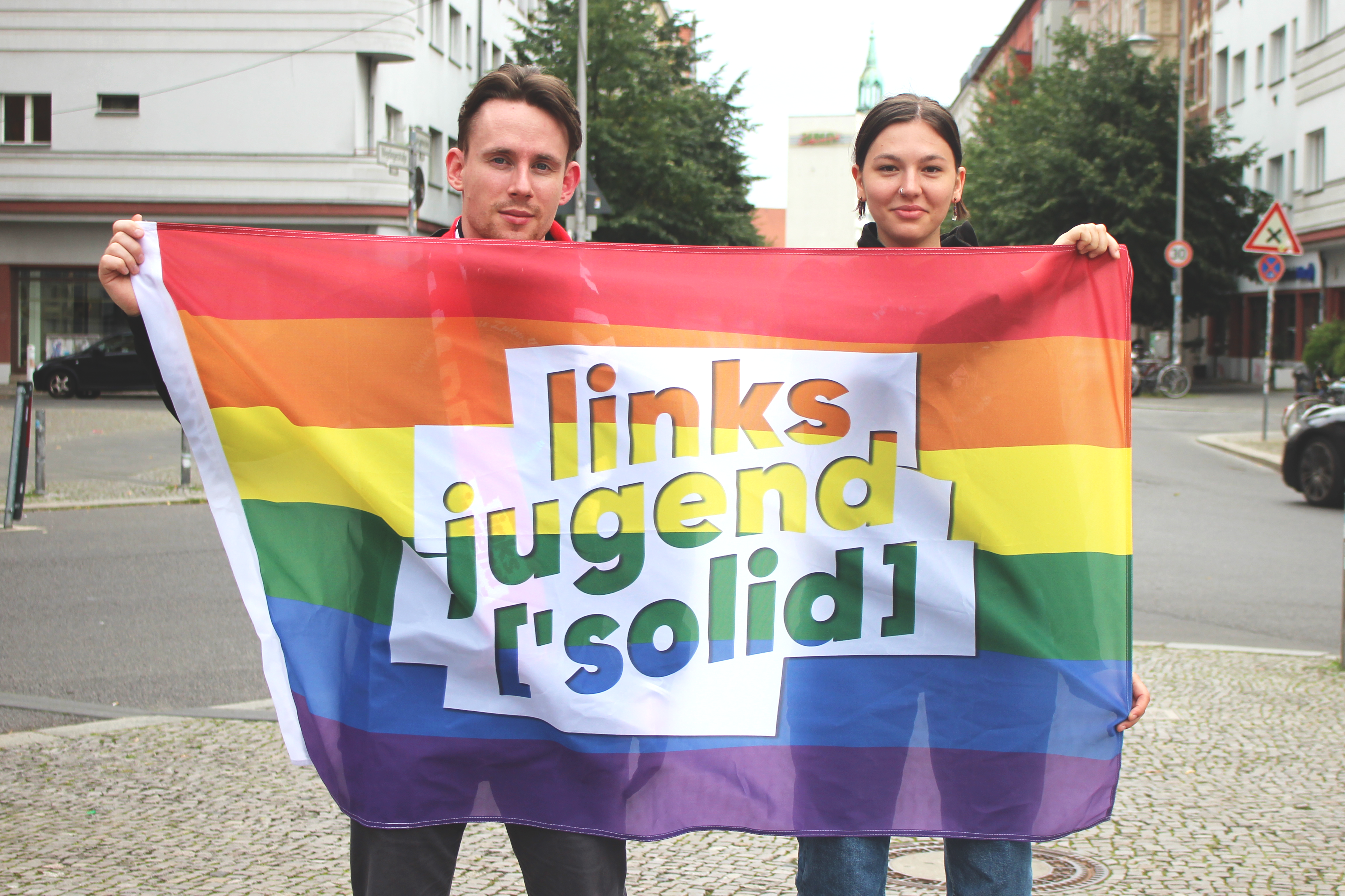 Regenbogenflagge mit Logo