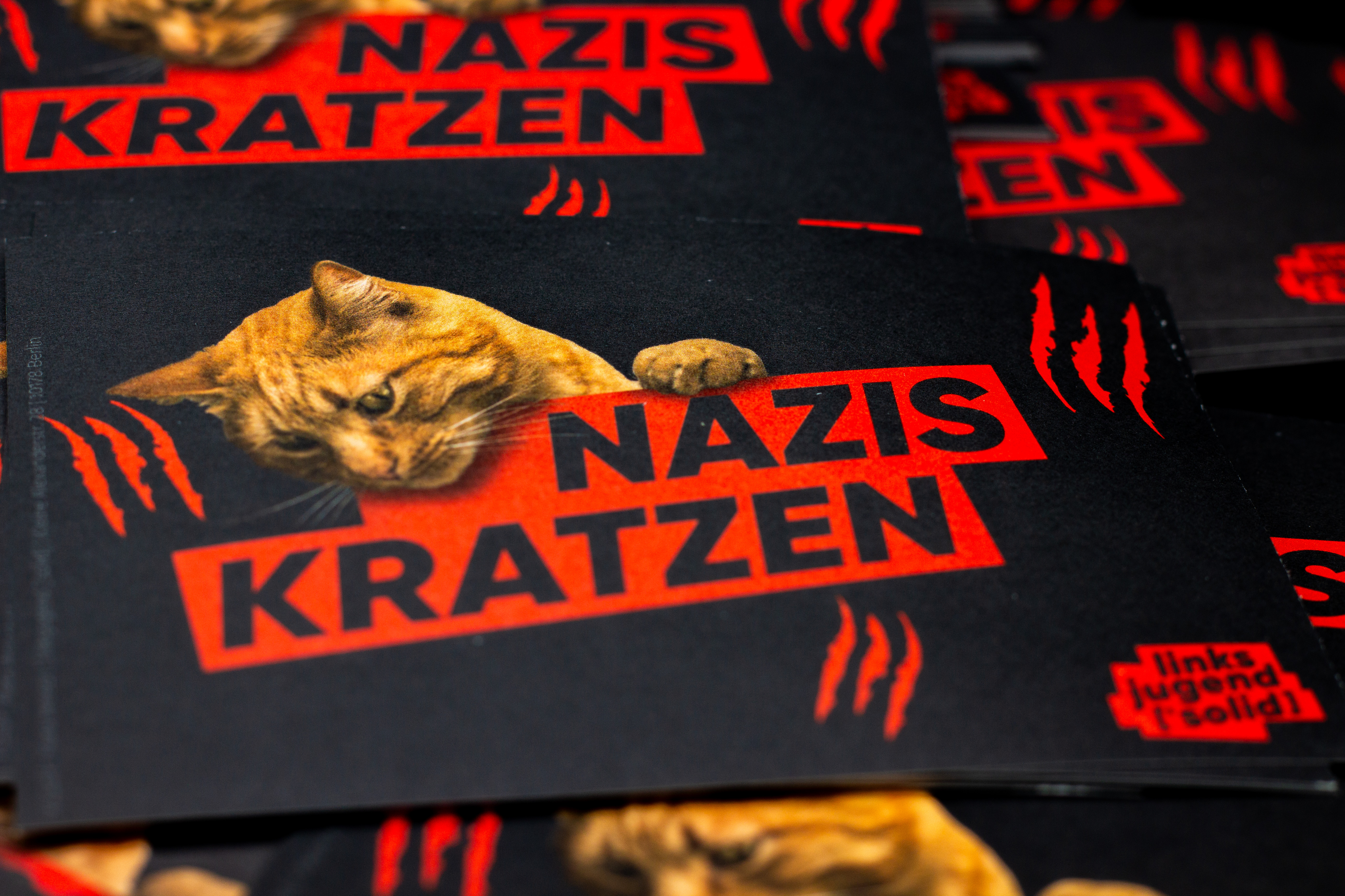 Aufkleber "NAZIS KRATZEN"